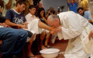 pope-francis-slum-feet_2510124b